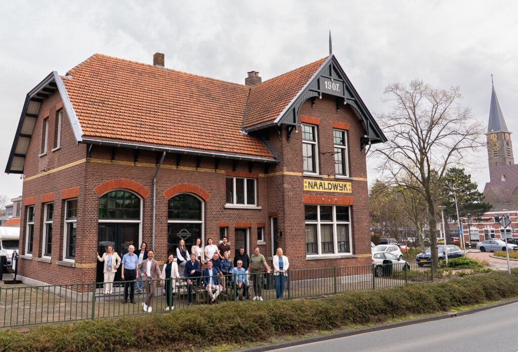Good morning finance wisselt van spoor naar het historische tramstation van Naaldwijk